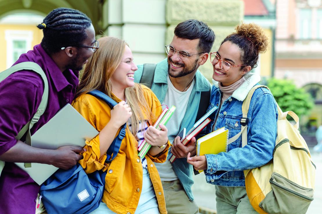 Gruppe von Lernenden auf dem Schulgelände